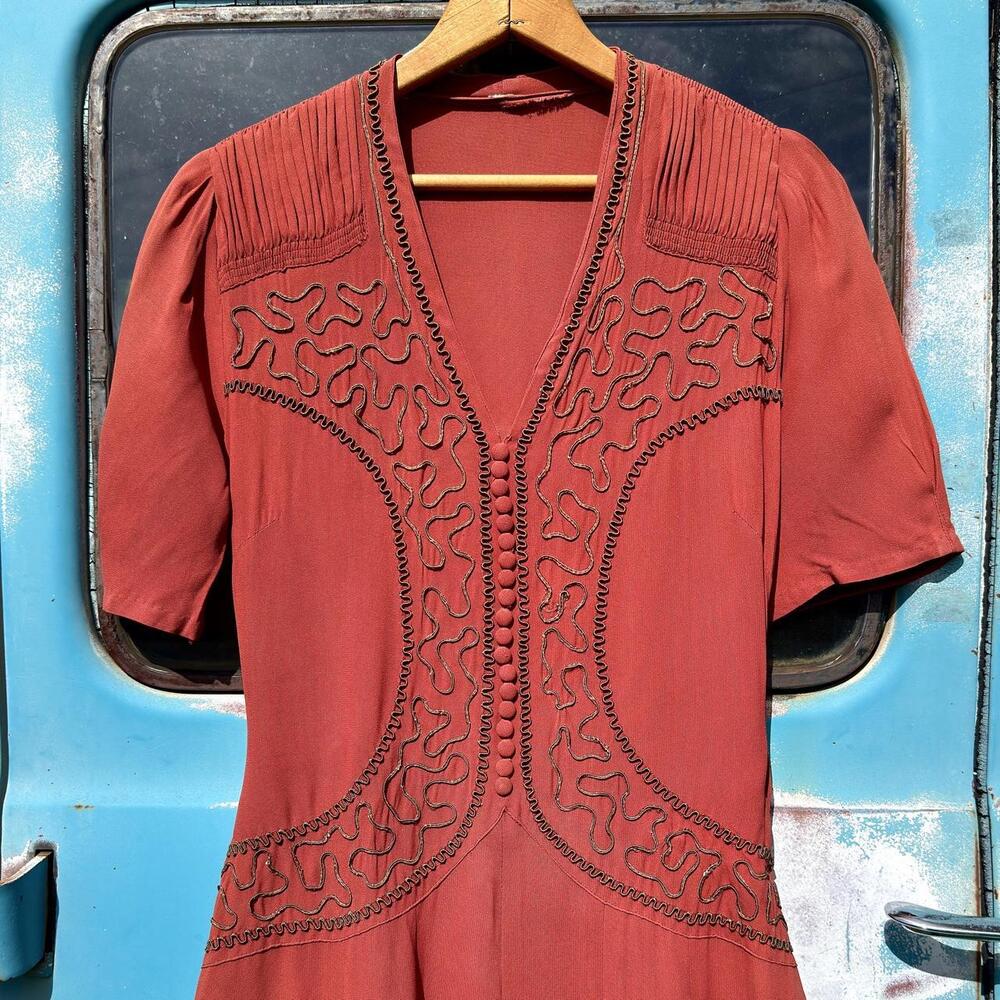 1930s terracotta red rayon crepe day dress w/ contrast squiggle soutache - Picture 3 of 8